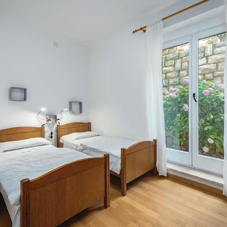 Beach Front Apartment In Rabac With Wifi Appartamento *